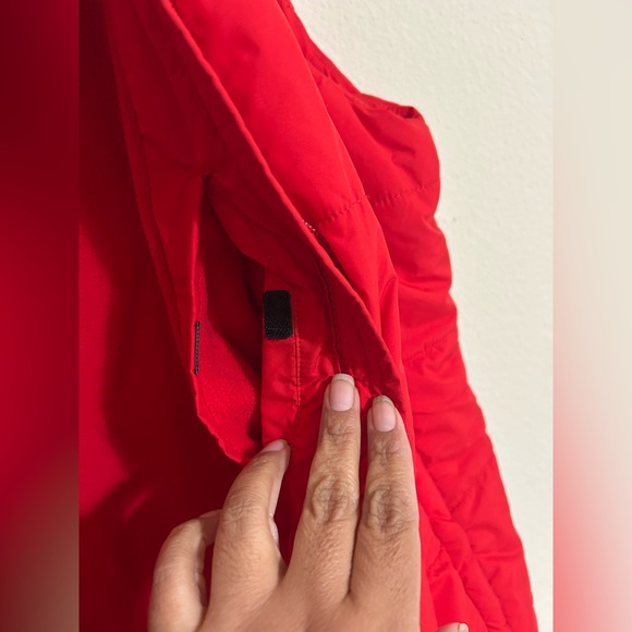 Amazon Essentials Women's Mid-Weight Puffer Vest. Excellent use condition - Picture 7 of 11